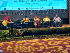 Jon Eddi salah satu pembicara seminar dan pelantikan DPP Iluni UNP. 